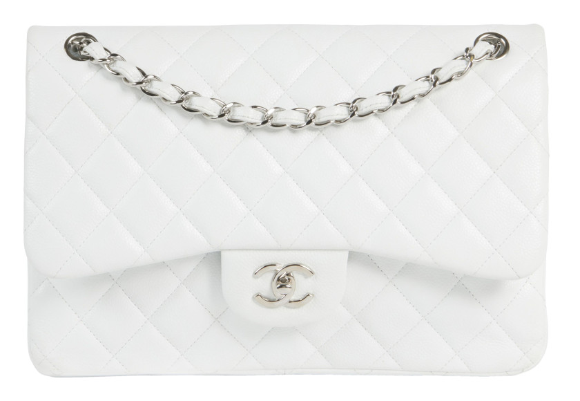 CHANEL  Sac TIMELESS JUMBO Cuir caviar matelassé blanc Garniture métal chromé Dimensions : 30 x 20 x 9 cm  TIMELESS JU...