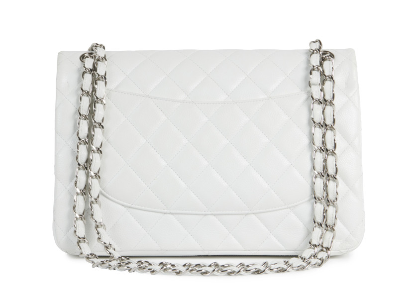 CHANEL  Sac TIMELESS JUMBO Cuir caviar matelassé blanc Garniture métal chromé Dimensions : 30 x 20 x 9 cm  TIMELESS JU...