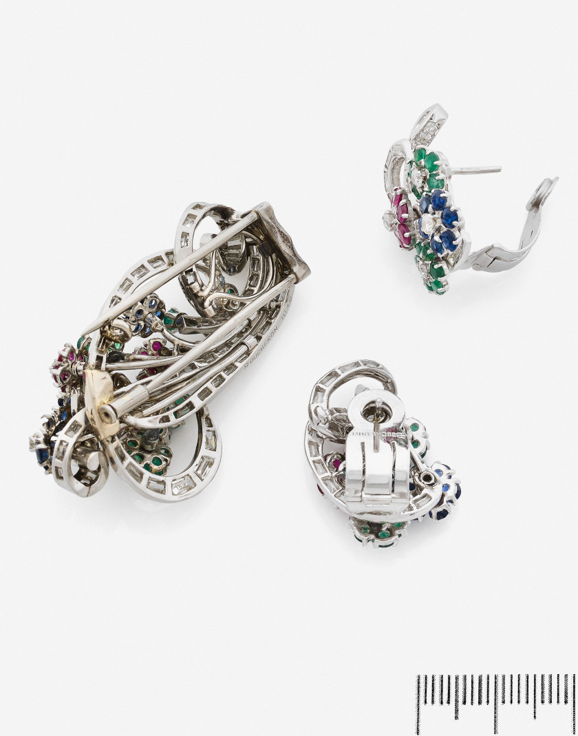 BOUCHERON  Clip de corsage et paire de boucles d'oreilles