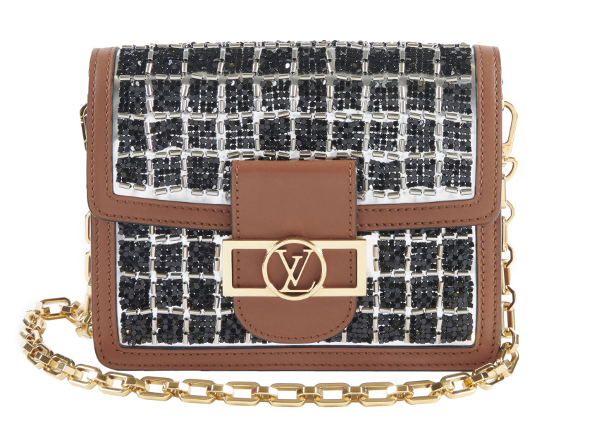 LOUIS VUITTON Collection de défilé  Sac Mini DAUPHINE Cuir de vache cognac, perles noires et argent brodées Garniture méta...