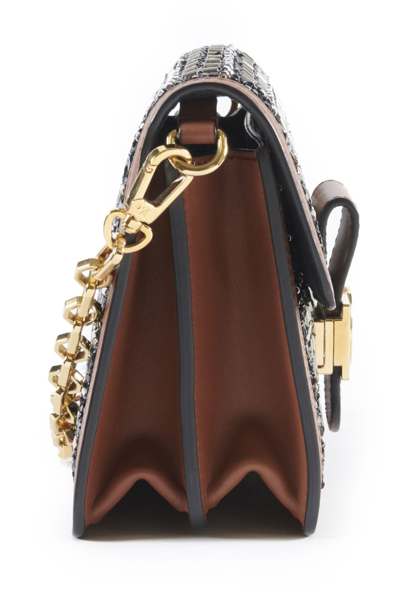 LOUIS VUITTON Collection de défilé  Sac Mini DAUPHINE Cuir de vache cognac, perles noires et argent brodées Garniture méta...