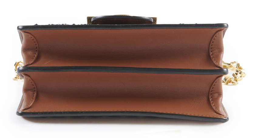 LOUIS VUITTON Collection de défilé  Sac Mini DAUPHINE Cuir de vache cognac, perles noires et argent brodées Garniture méta...