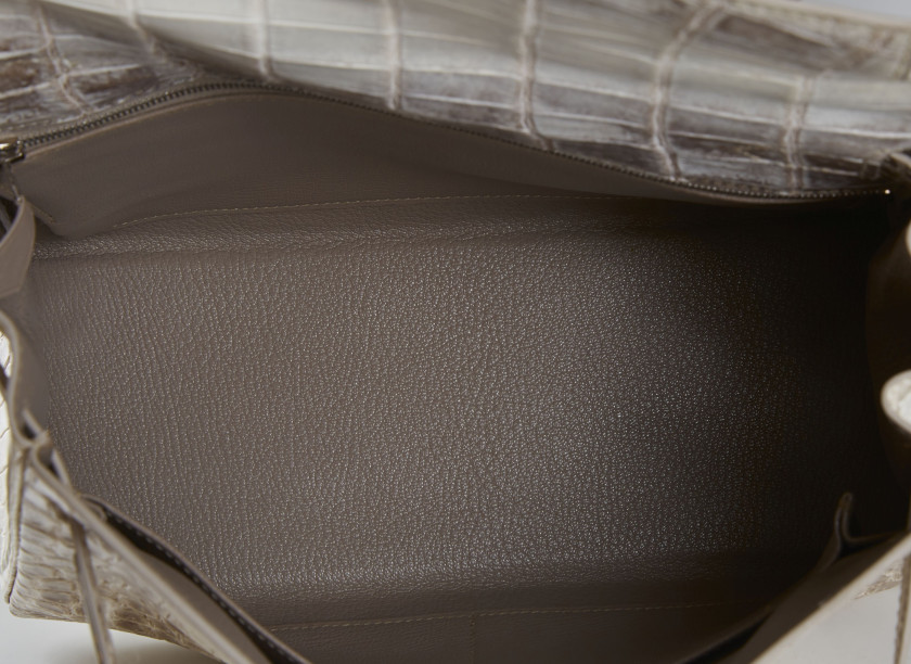 Sac HERMES modèle Himalaya 28  Accompagné du cadenas + clés + tirette portant les protections plastiques d'origine sur tous les rétaux