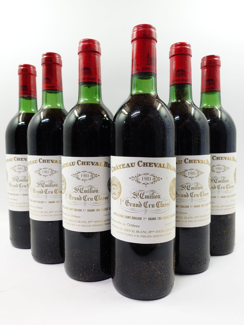 12 bouteilles CHÂTEAU CHEVAL BLANC 1981 1er GCC (A) Saint Emilion (2 base goulot