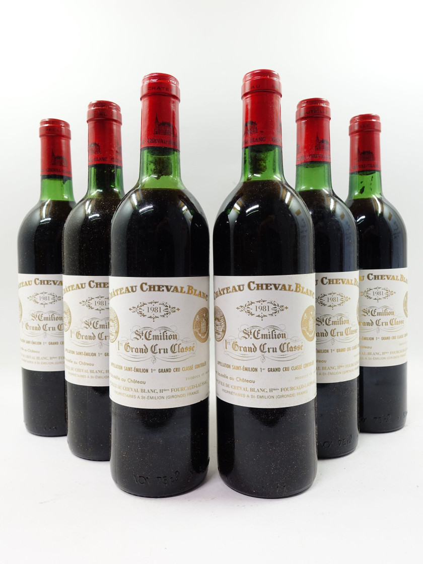 12 bouteilles CHÂTEAU CHEVAL BLANC 1981 1er GCC (A) Saint Emilion (4 base goulot