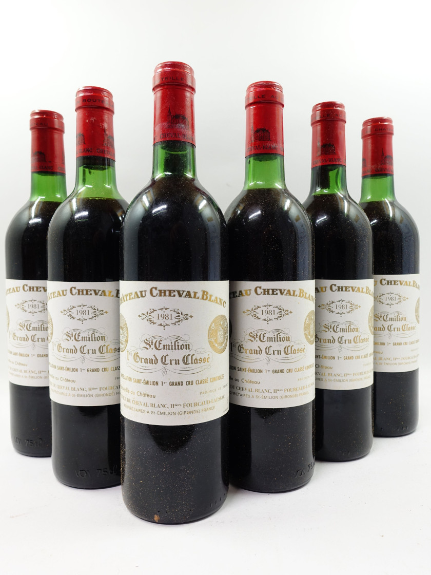 12 bouteilles CHÂTEAU CHEVAL BLANC 1981 1er GCC (A) Saint Emilion (4 base goulot