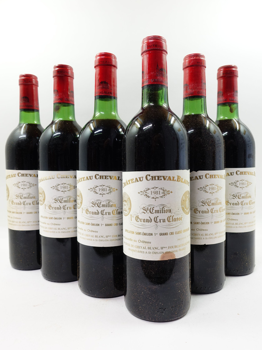 12 bouteilles CHÂTEAU CHEVAL BLANC 1981 1er GCC (A) Saint Emilion (11 légèrement bas