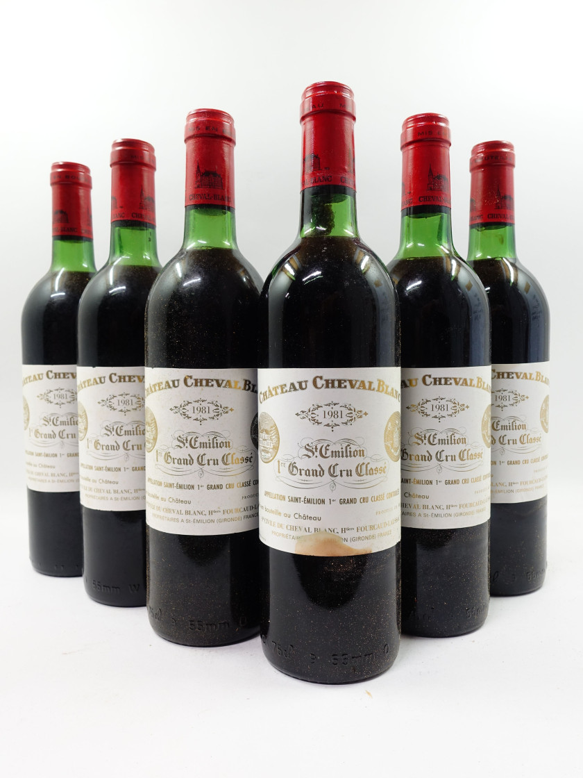 12 bouteilles CHÂTEAU CHEVAL BLANC 1981 1er GCC (A) Saint Emilion (4 base goulot