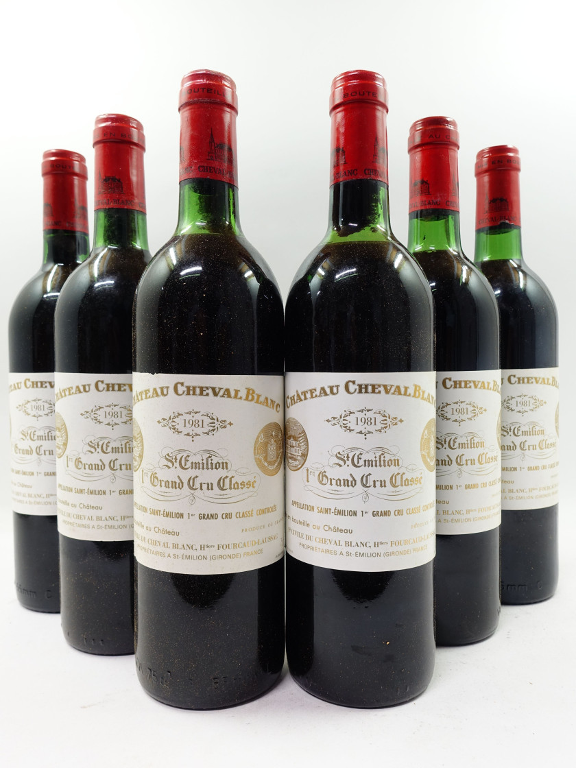 12 bouteilles CHÂTEAU CHEVAL BLANC 1981 1er GCC (A) Saint Emilion (4 base goulot