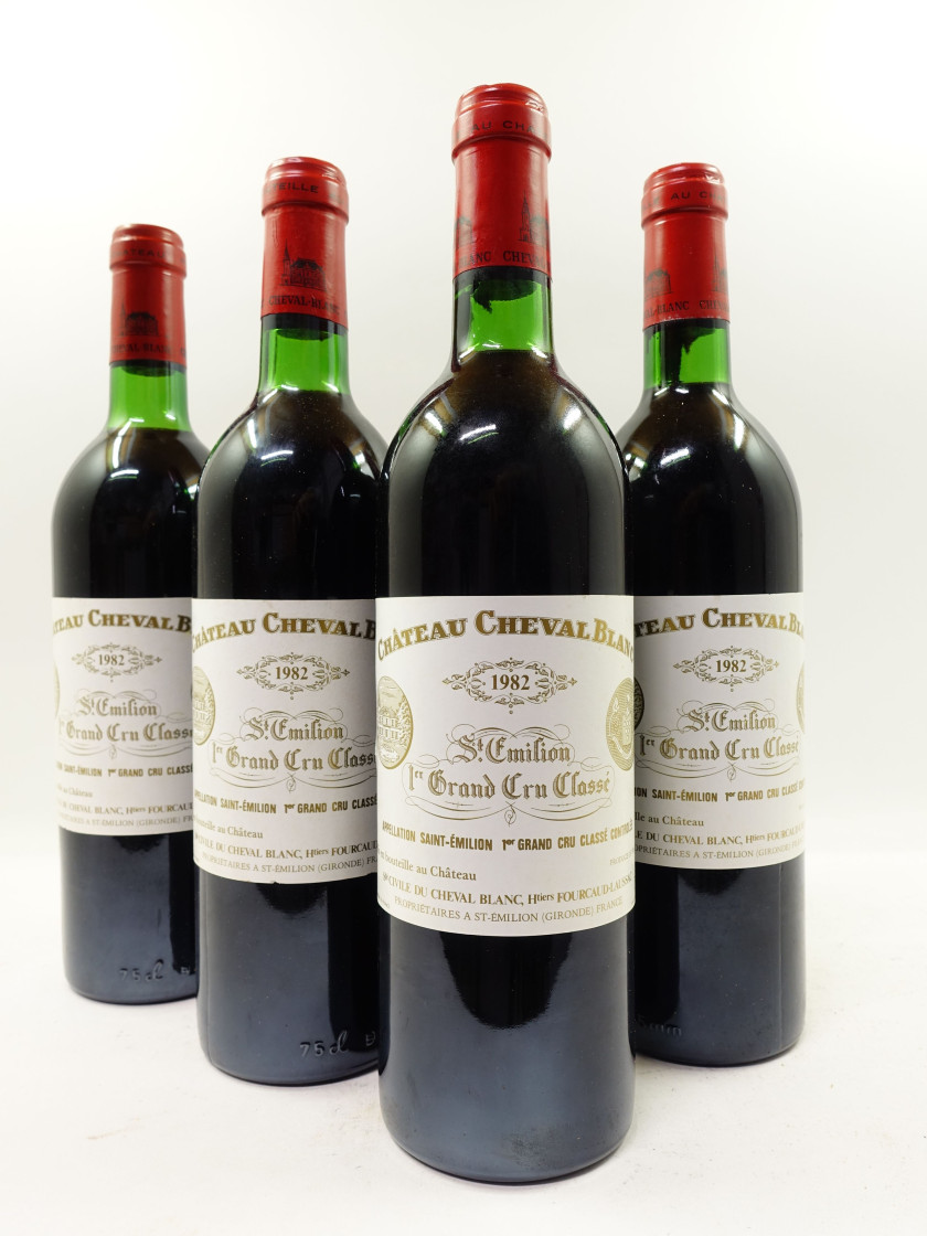 4 bouteilles CHÂTEAU CHEVAL BLANC 1982 1er GCC (A) Saint Emilion (2 base goulot