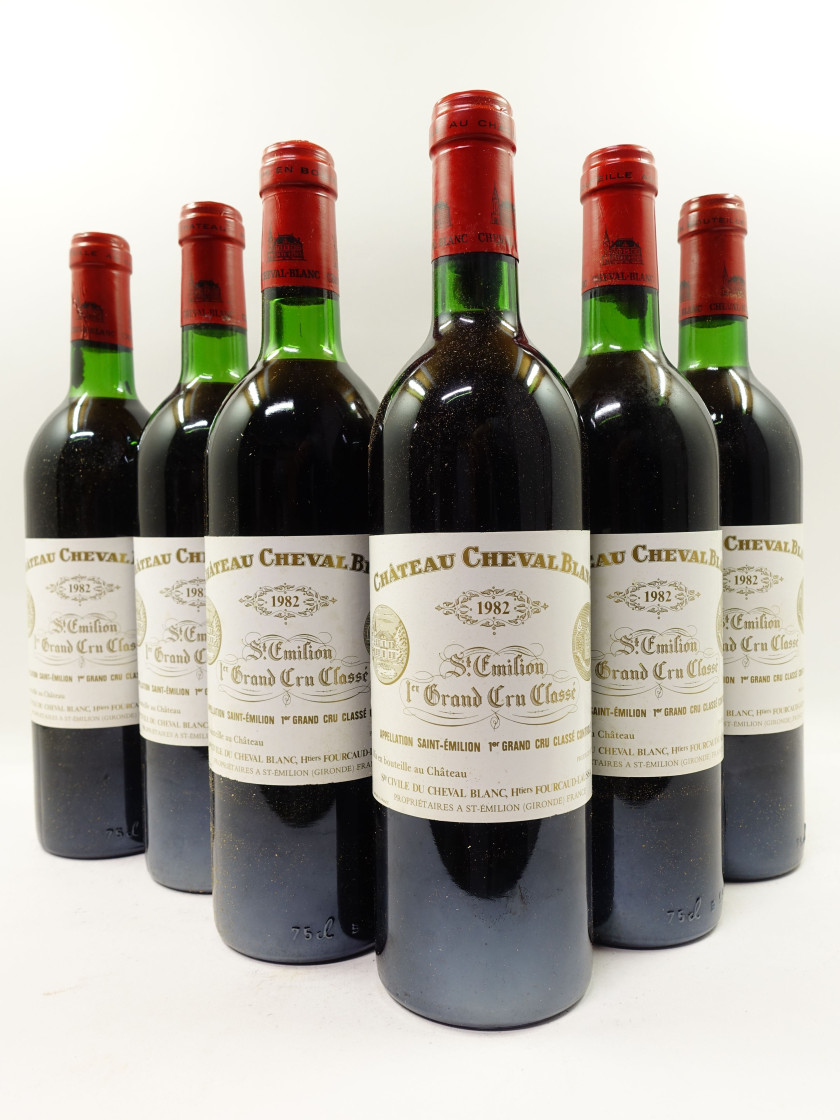 12 bouteilles CHÂTEAU CHEVAL BLANC 1982 1er GCC (A) Saint Emilion (7 base goulot