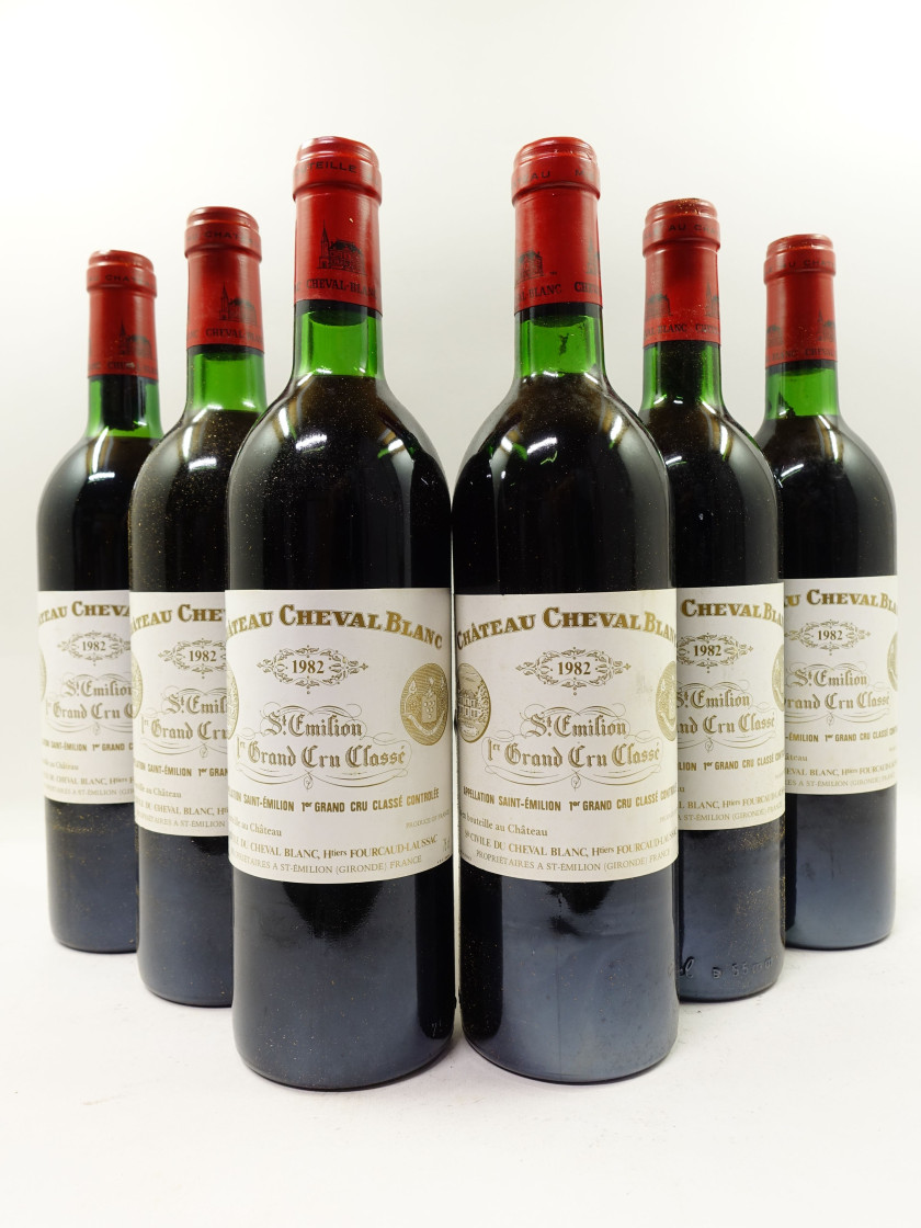 12 bouteilles CHÂTEAU CHEVAL BLANC 1982 1er GCC (A) Saint Emilion (7 base goulot