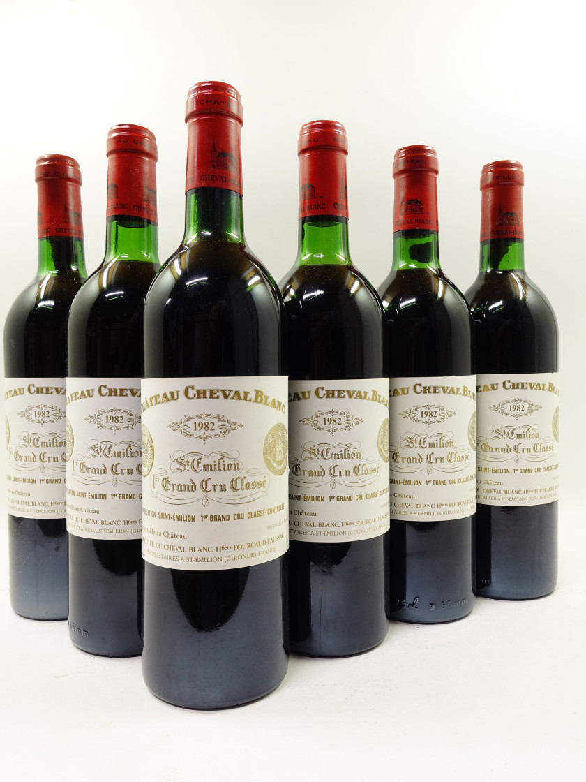 12 bouteilles CHÂTEAU CHEVAL BLANC 1982 1er GCC (A) Saint Emilion (3 base goulot