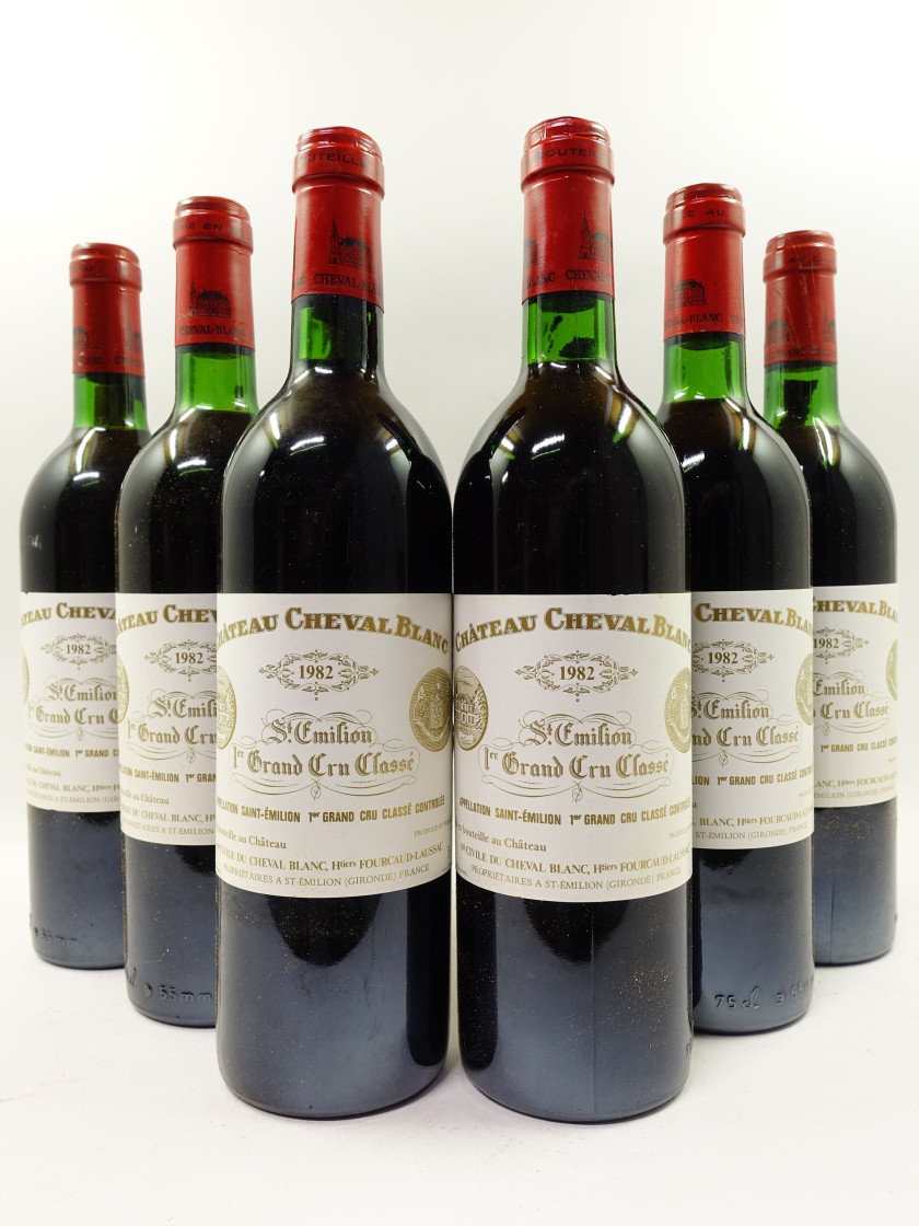 12 bouteilles CHÂTEAU CHEVAL BLANC 1982 1er GCC (A) Saint Emilion (3 base goulot