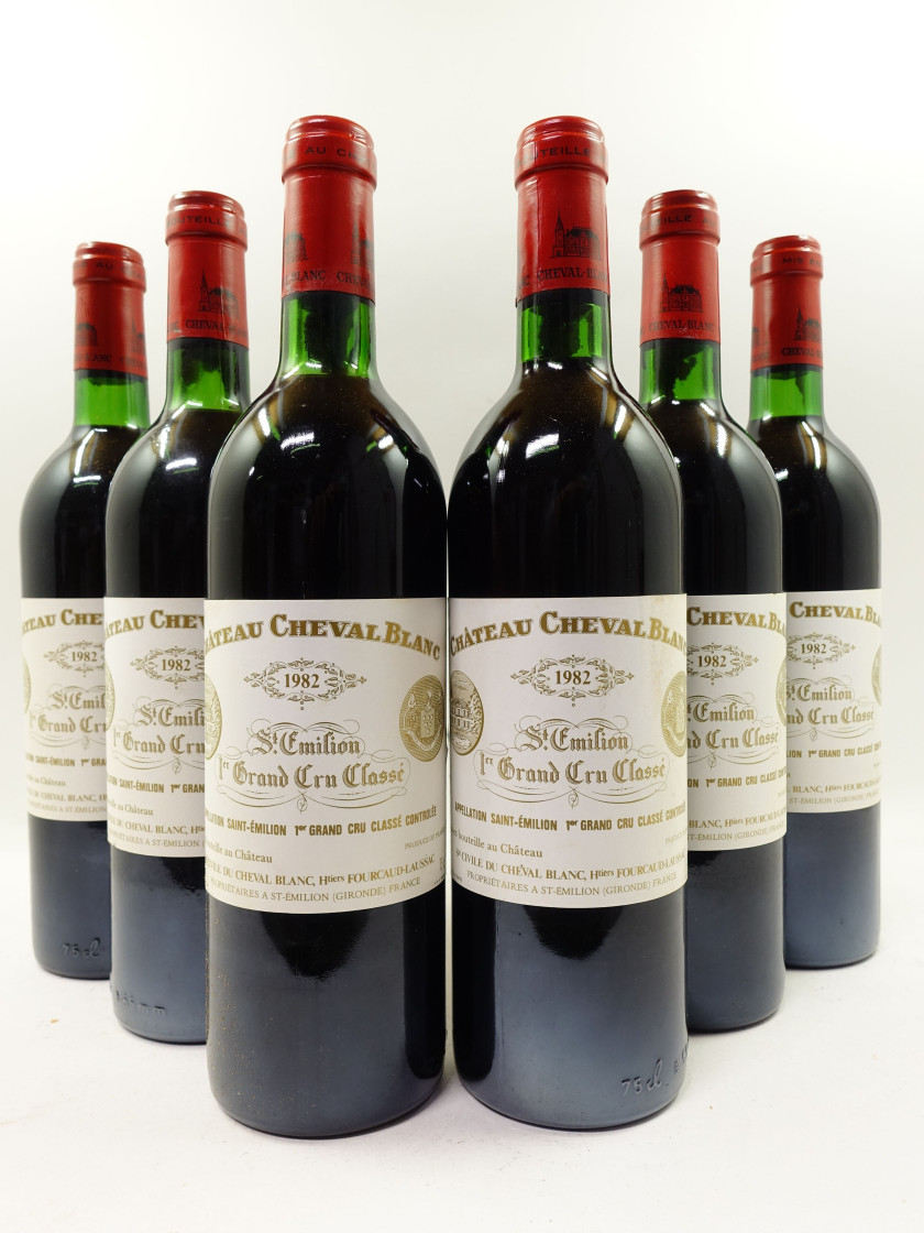 12 bouteilles CHÂTEAU CHEVAL BLANC 1982 1er GCC (A) Saint Emilion (10 base goulot