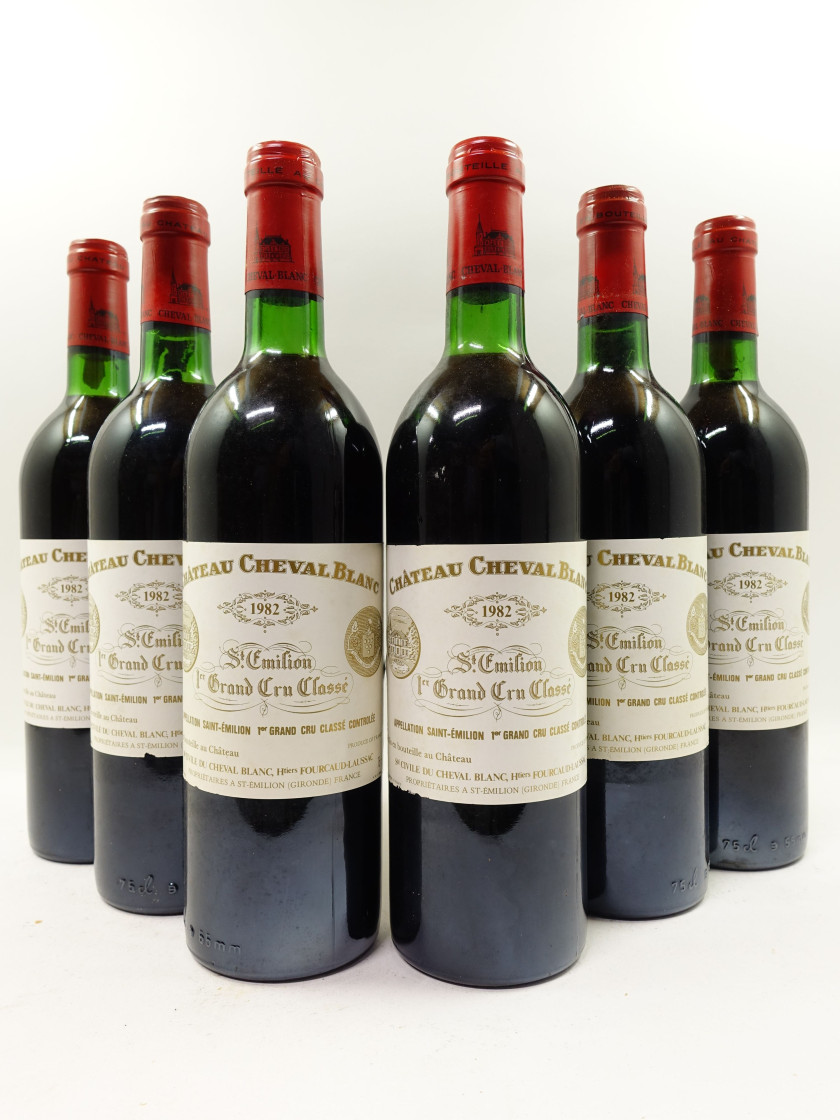 12 bouteilles CHÂTEAU CHEVAL BLANC 1982 1er GCC (A) Saint Emilion (8 base goulot