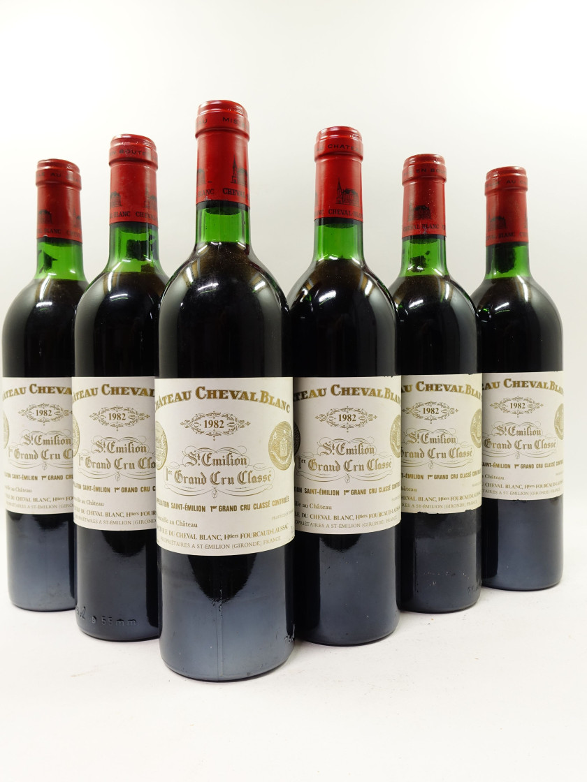 12 bouteilles CHÂTEAU CHEVAL BLANC 1982 1er GCC (A) Saint Emilion (8 base goulot