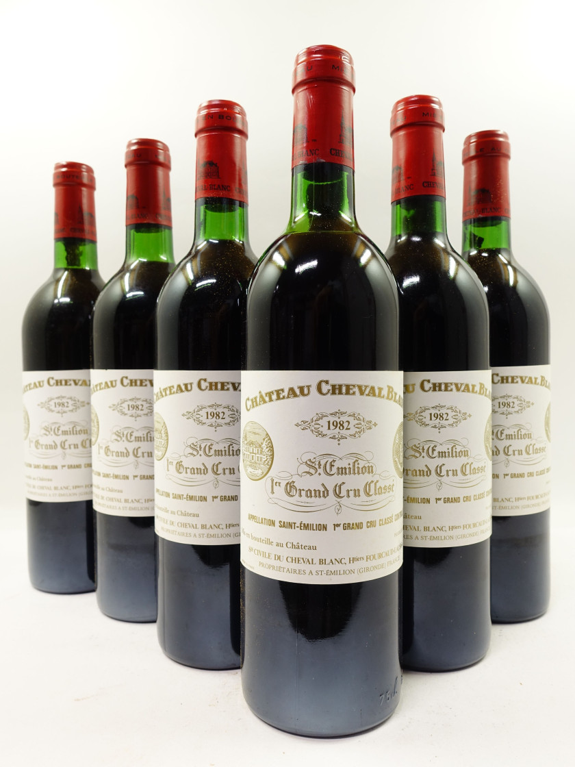 12 bouteilles CHÂTEAU CHEVAL BLANC 1982 1er GCC (A) Saint Emilion (5 base goulot