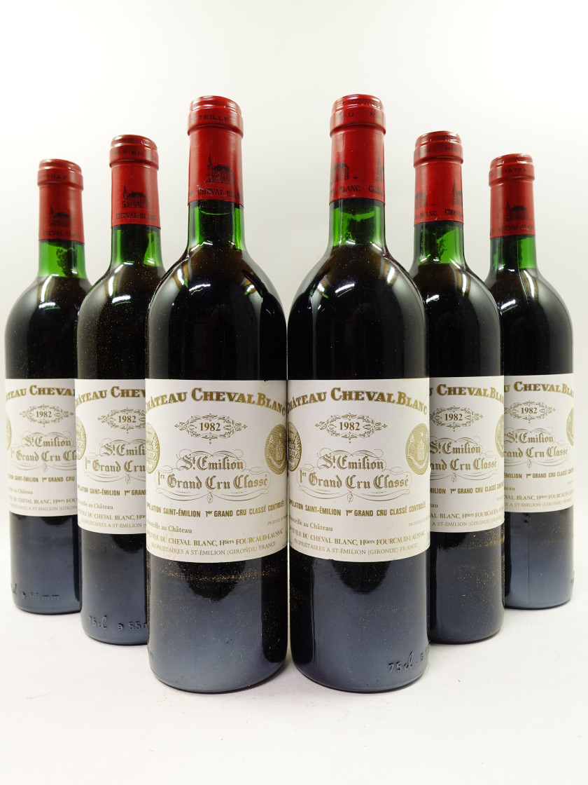 12 bouteilles CHÂTEAU CHEVAL BLANC 1982 1er GCC (A) Saint Emilion (5 base goulot