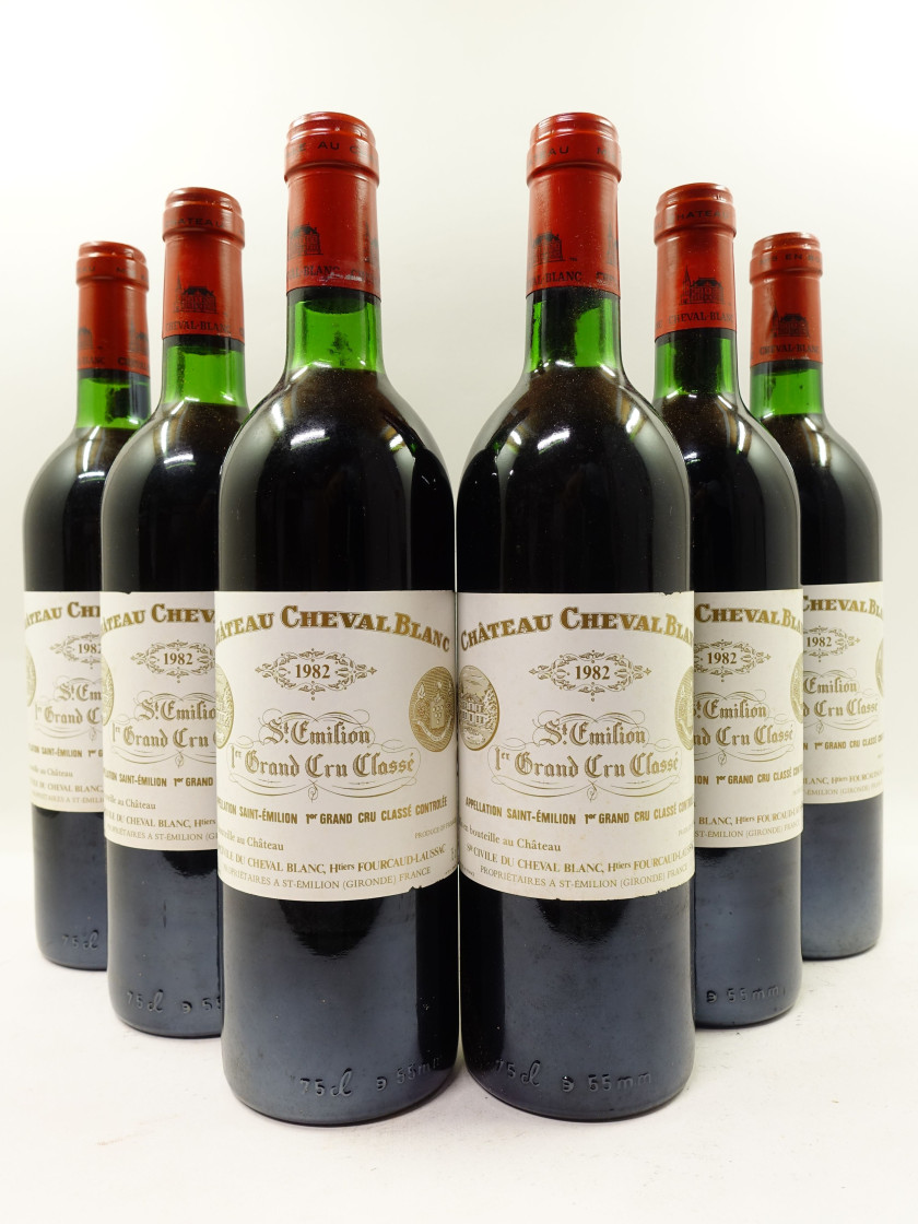 12 bouteilles CHÂTEAU CHEVAL BLANC 1982 1er GCC (A) Saint Emilion (8 base goulot