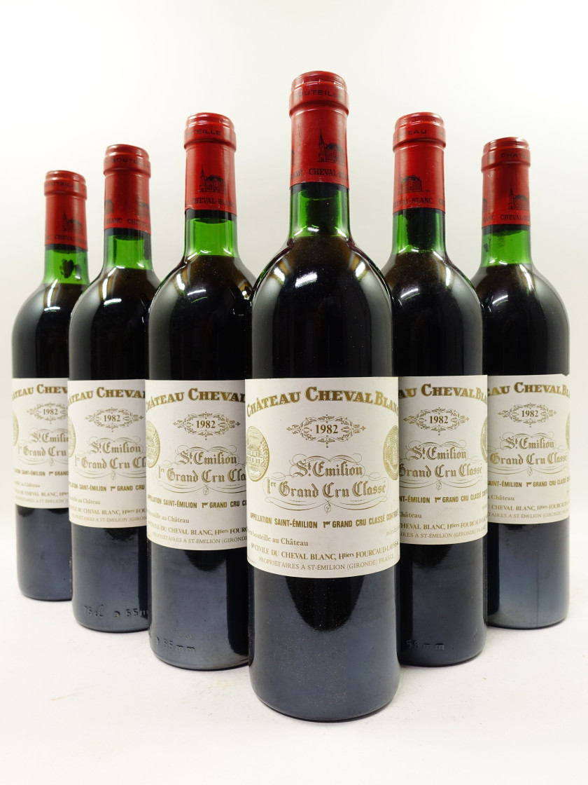 12 bouteilles CHÂTEAU CHEVAL BLANC 1982 1er GCC (A) Saint Emilion (8 base goulot