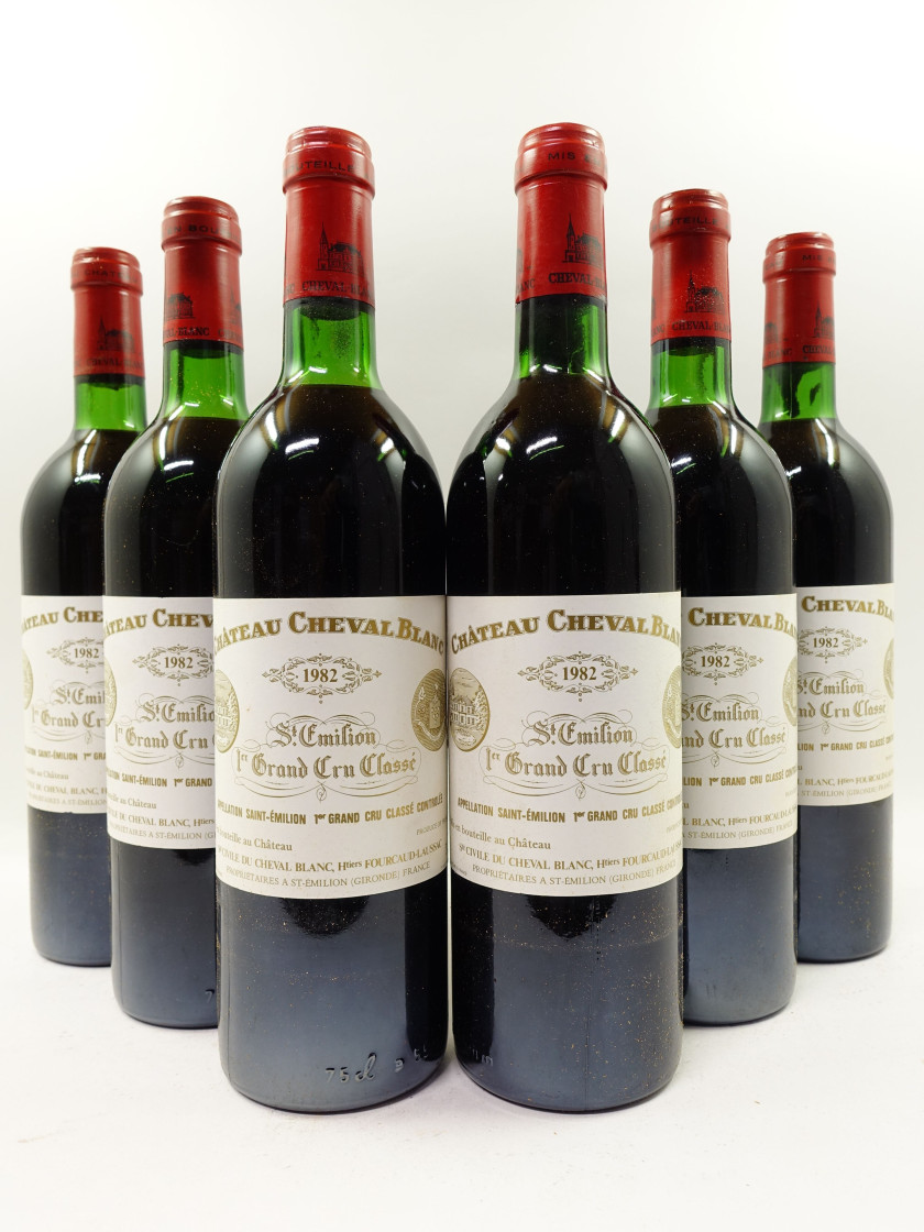 12 bouteilles CHÂTEAU CHEVAL BLANC 1982 1er GCC (A) Saint Emilion (4 base goulot