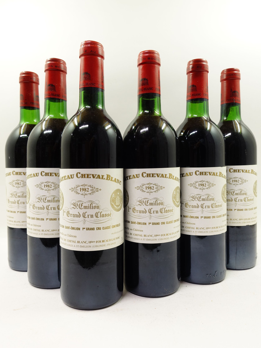 12 bouteilles CHÂTEAU CHEVAL BLANC 1982 1er GCC (A) Saint Emilion (6 base goulot