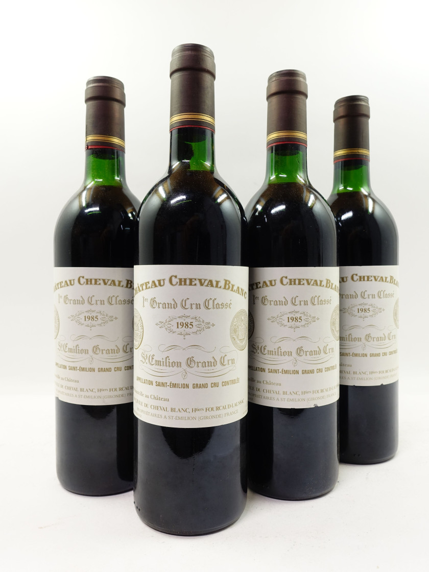 9 bouteilles CHÂTEAU CHEVAL BLANC 1985 1er GCC (A) Saint Emilion (7 légèrement bas