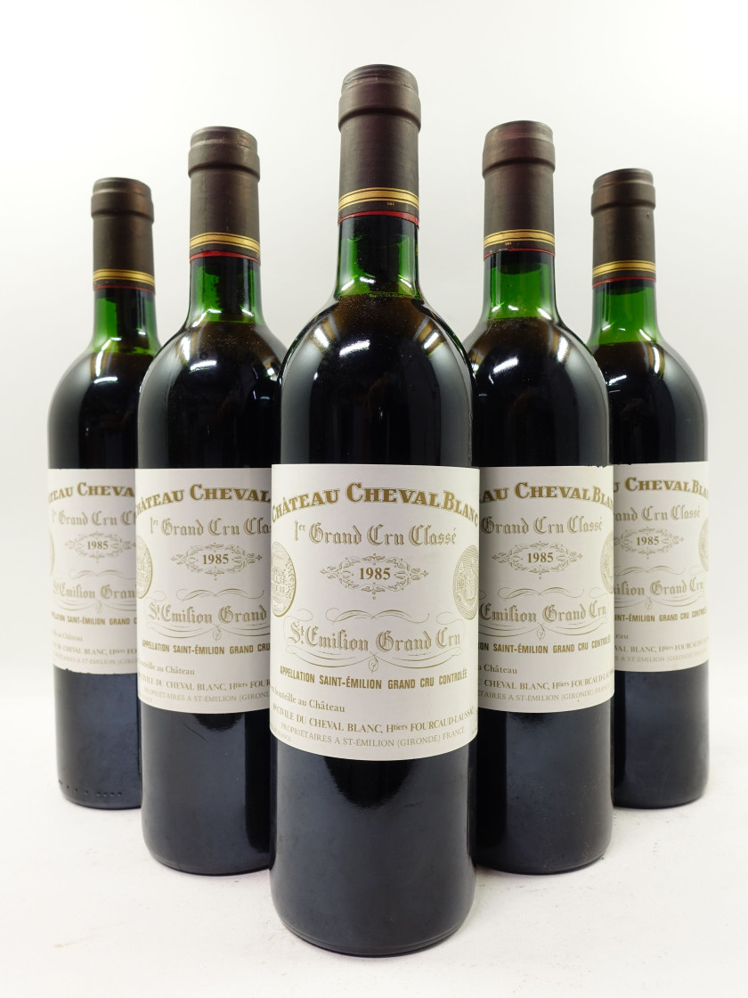 9 bouteilles CHÂTEAU CHEVAL BLANC 1985 1er GCC (A) Saint Emilion (7 légèrement bas