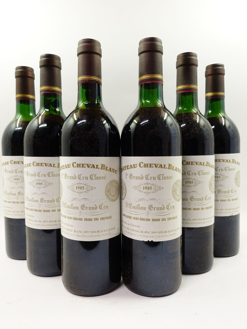 12 bouteilles CHÂTEAU CHEVAL BLANC 1985 1er GCC (A) Saint Emilion (6 légèrement bas