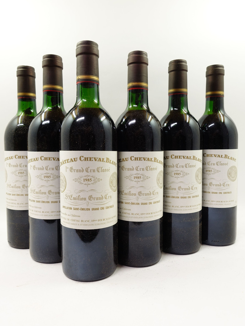 12 bouteilles CHÂTEAU CHEVAL BLANC 1985 1er GCC (A) Saint Emilion (1 base goulot