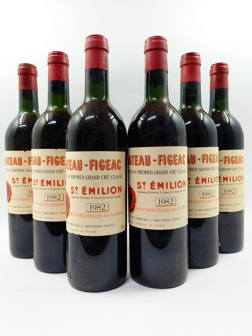12 bouteilles CHÂTEAU FIGEAC 1982 1er GCC (B) Saint Emilion (5 base goulot