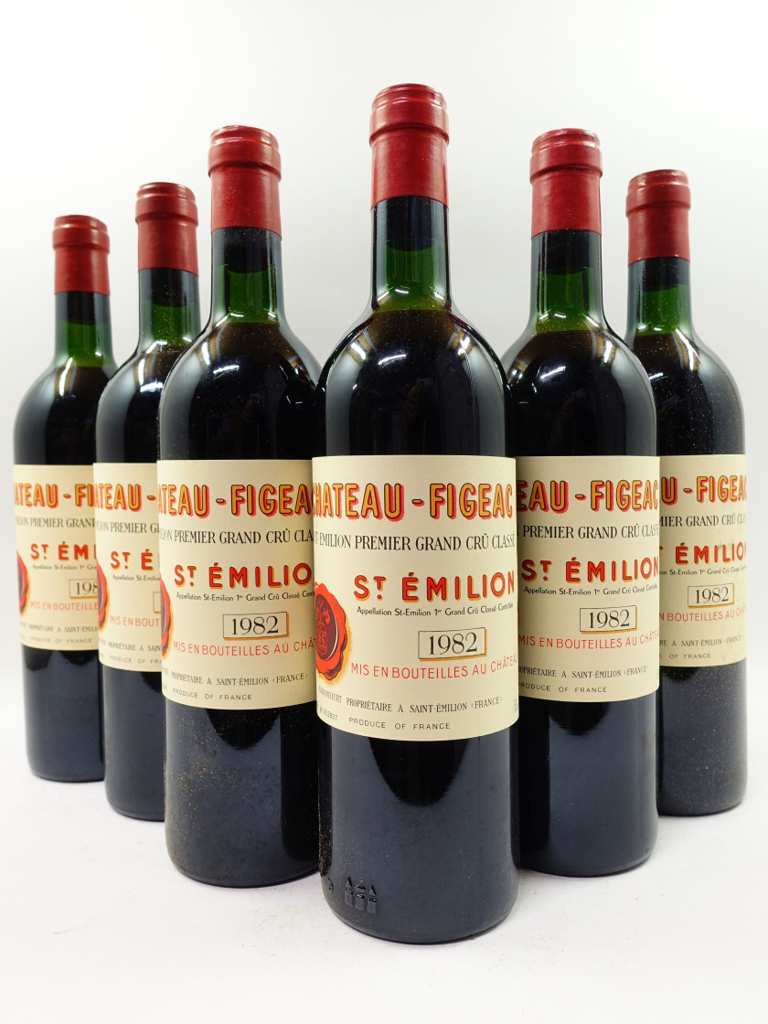 12 bouteilles CHÂTEAU FIGEAC 1982 1er GCC (B) Saint Emilion (5 légèrement bas