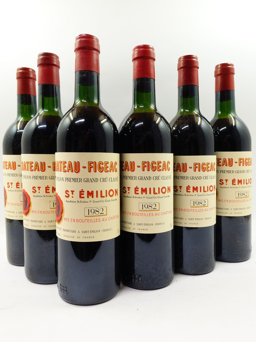 12 bouteilles CHÂTEAU FIGEAC 1982 1er GCC (B) Saint Emilion (5 légèrement bas