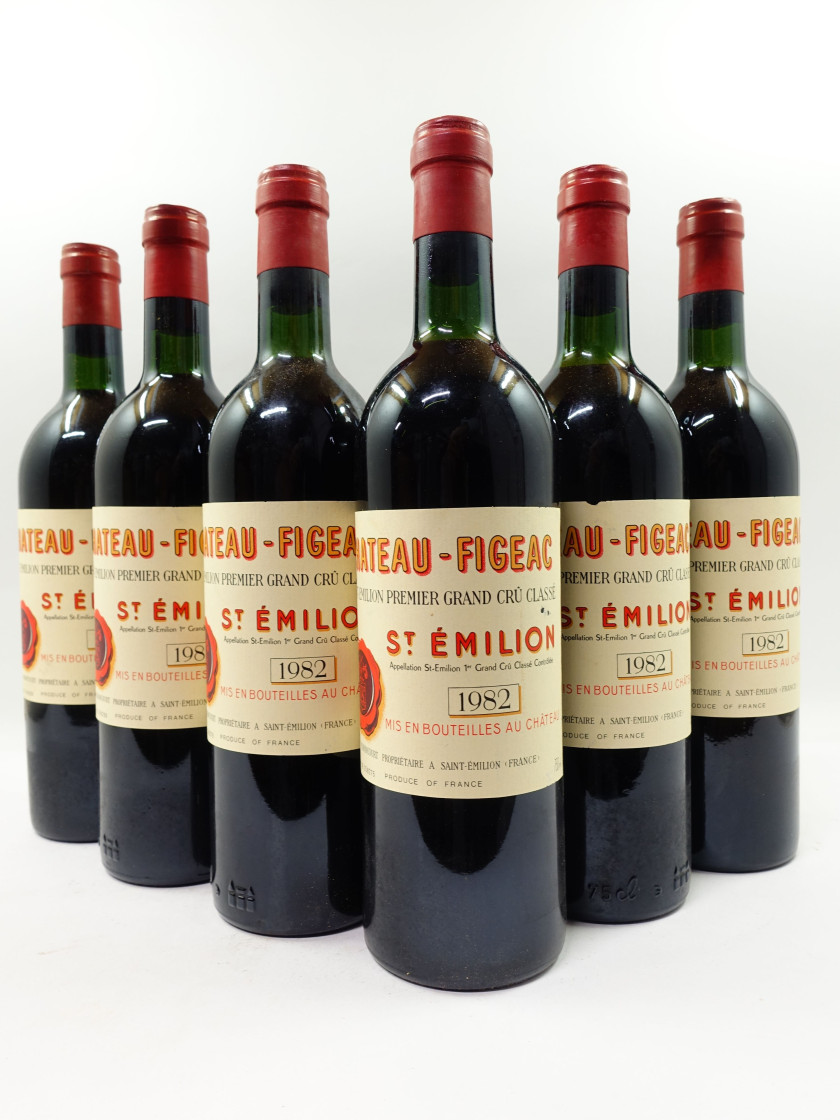 12 bouteilles CHÂTEAU FIGEAC 1982 1er GCC (B) Saint Emilion (5 base goulot