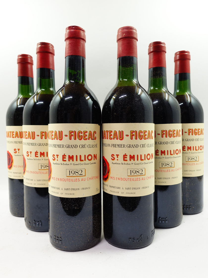 12 bouteilles CHÂTEAU FIGEAC 1982 1er GCC (B) Saint Emilion (9 base goulot