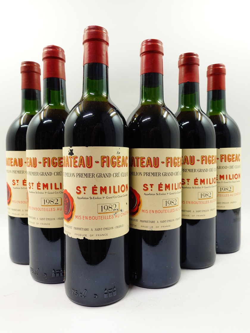 12 bouteilles CHÂTEAU FIGEAC 1982 1er GCC (B) Saint Emilion (6 légèrement bas