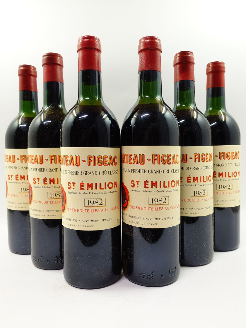 12 bouteilles CHÂTEAU FIGEAC 1982 1er GCC (B) Saint Emilion (6 légèrement bas