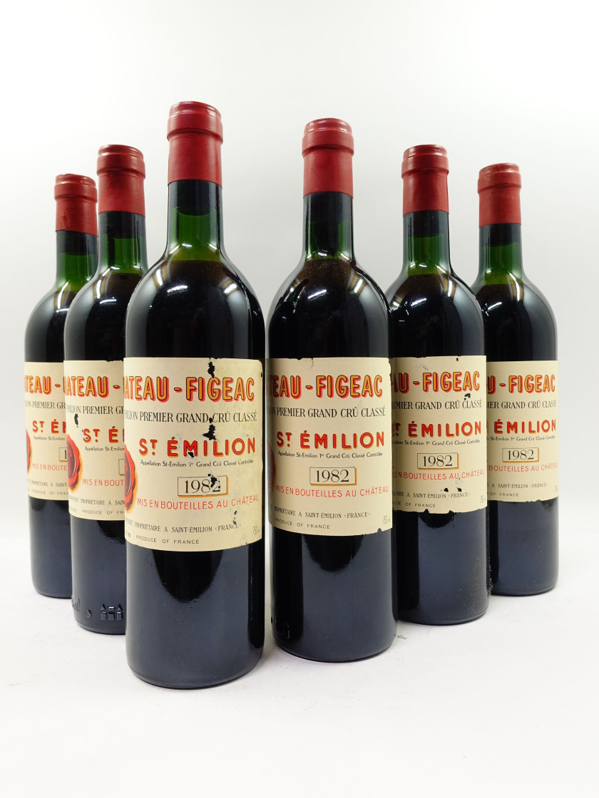 12 bouteilles CHÂTEAU FIGEAC 1982 1er GCC (B) Saint Emilion (8 légèrement bas