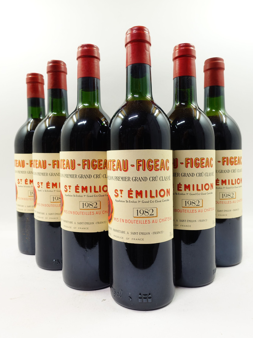 12 bouteilles CHÂTEAU FIGEAC 1982 1er GCC (B) Saint Emilion (5 légèrement bas