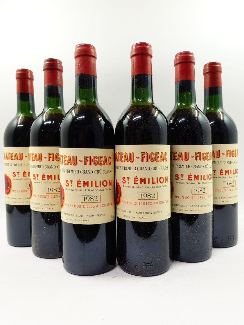 12 bouteilles CHÂTEAU FIGEAC 1982 1er GCC (B) Saint Emilion (5 légèrement bas