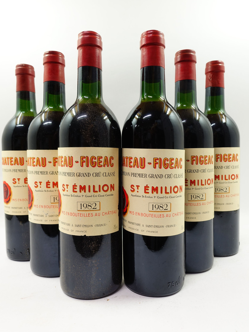 12 bouteilles CHÂTEAU FIGEAC 1982 1er GCC (B) Saint Emilion (haute épaule