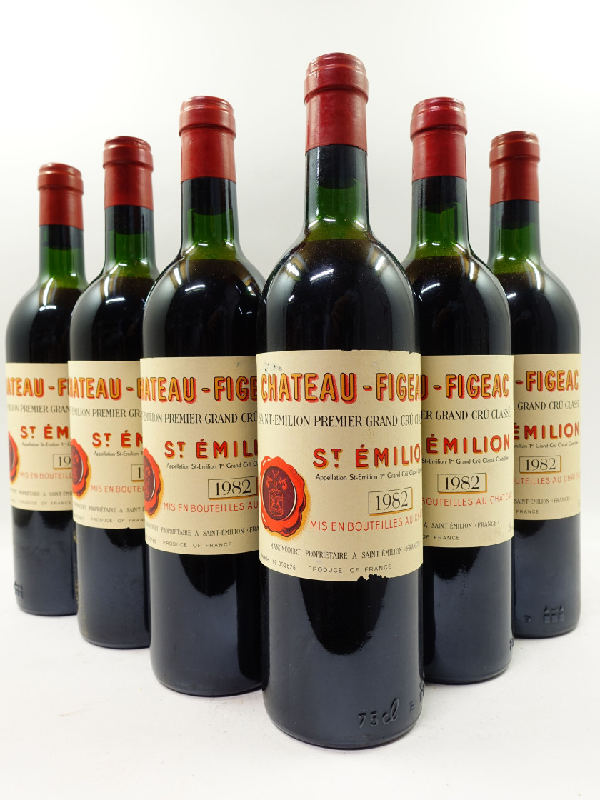 12 bouteilles CHÂTEAU FIGEAC 1982 1er GCC (B) Saint Emilion (haute épaule