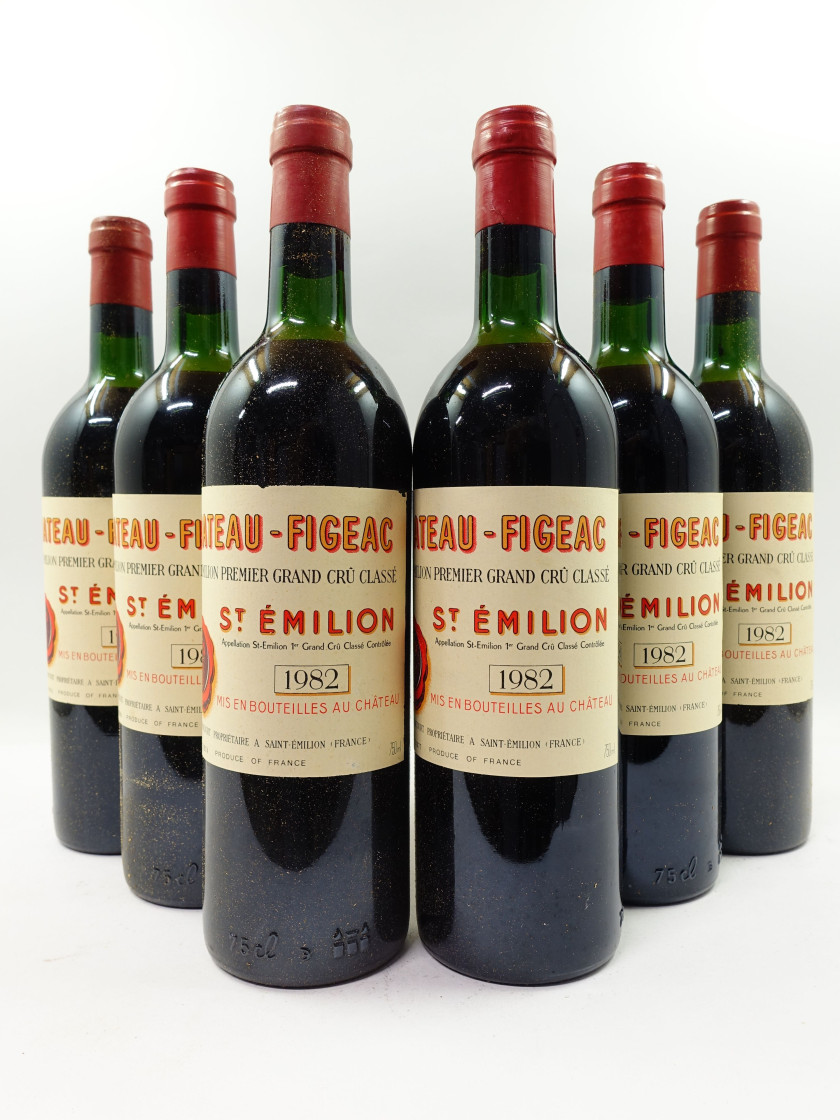 12 bouteilles CHÂTEAU FIGEAC 1982 1er GCC (B) Saint Emilion (4 légèrement bas