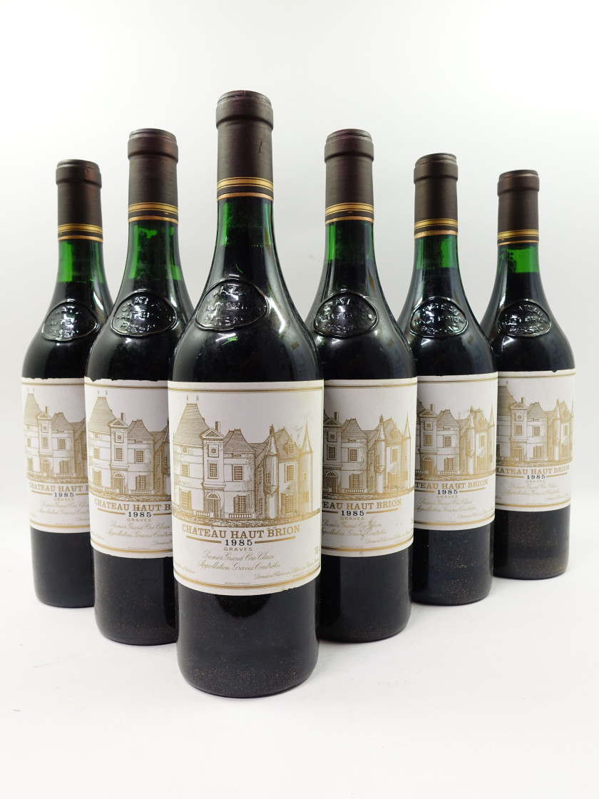 12 bouteilles CHÂTEAU HAUT BRION 1985 1er GC Pessac Léognan (5 à 2cm