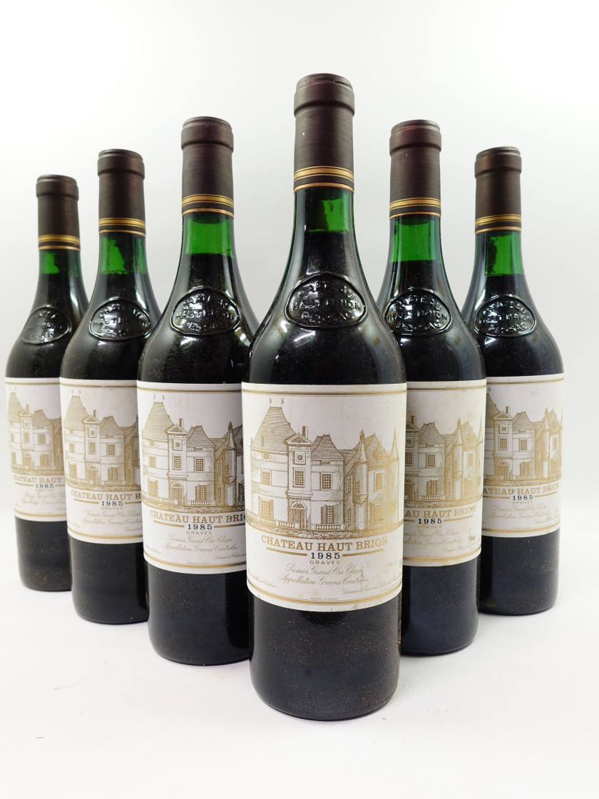 12 bouteilles CHÂTEAU HAUT BRION 1985 1er GC Pessac Léognan (9 à 2cm