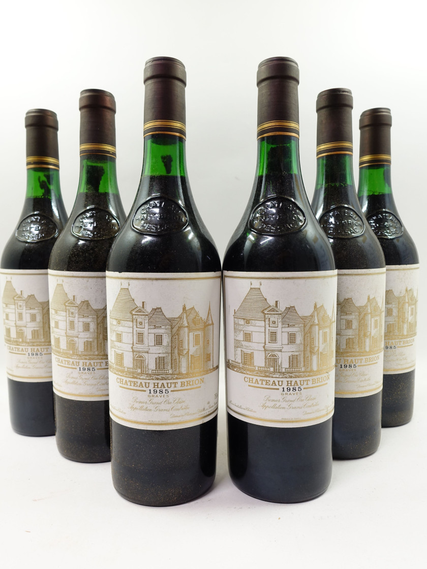 12 bouteilles CHÂTEAU HAUT BRION 1985 1er GC Pessac Léognan (3 à 2cm