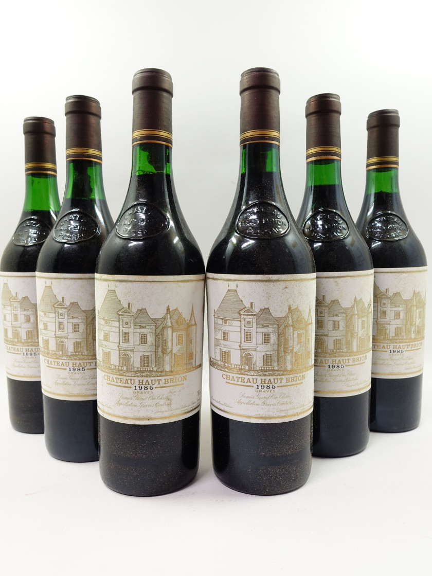 12 bouteilles CHÂTEAU HAUT BRION 1985 1er GC Pessac Léognan (2 à 2cm