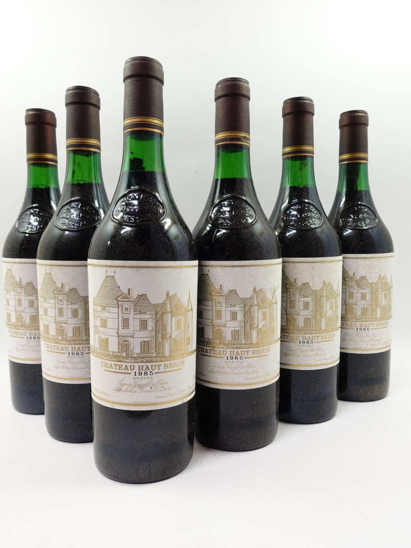 12 bouteilles CHÂTEAU HAUT BRION 1985 1er GC Pessac Léognan (2 à 2cm