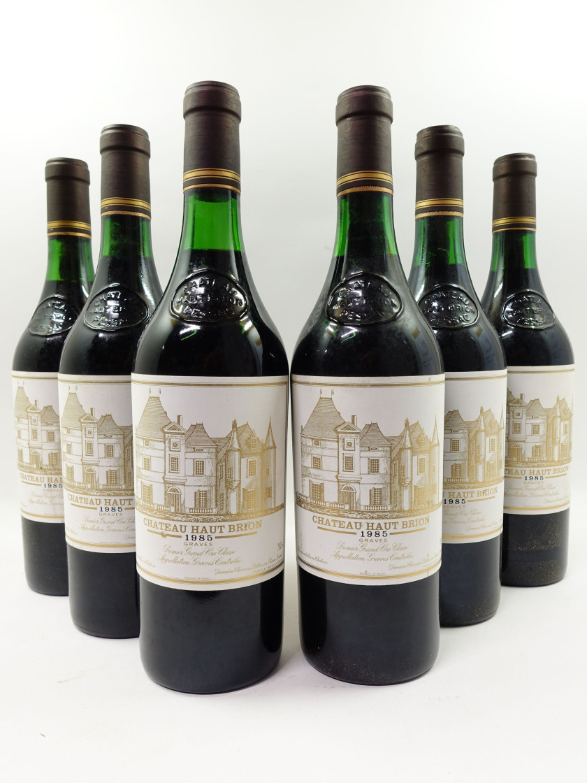 12 bouteilles CHÂTEAU HAUT BRION 1985 1er GC Pessac Léognan (4 à 2cm